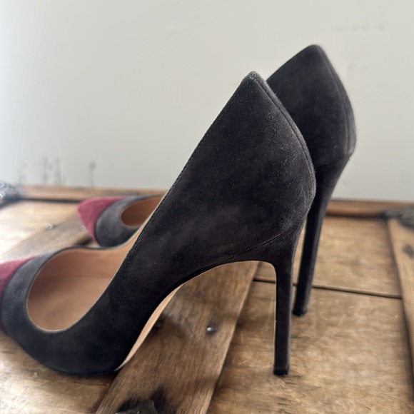 Manolo Blahnik Suede Pumps - Size 38 - Picture 12 of 12